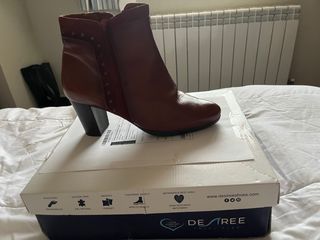 Botín marrón DESIREE con tachuelas