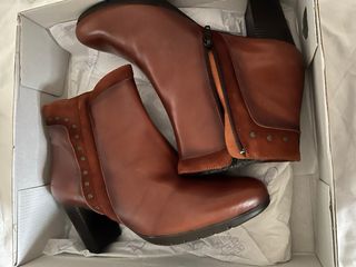 Botín marrón DESIREE con tachuelas