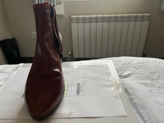 Botín marrón DESIREE con tachuelas