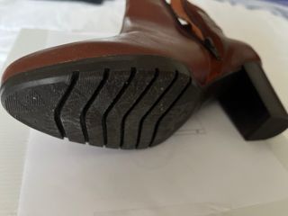 Botín marrón DESIREE con tachuelas