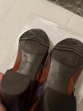 Botín marrón DESIREE con tachuelas