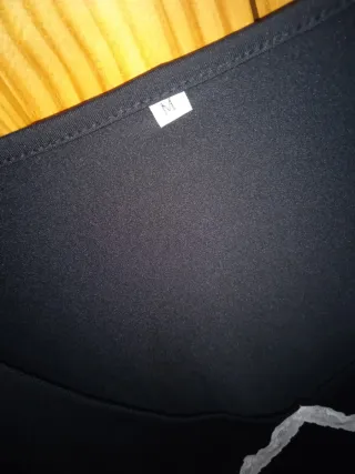 Camiseta negra manga larga con encaje