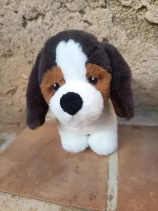 Peluche perro marrón y blanco