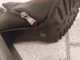 Botines negros con cremallera y tacon talla 37