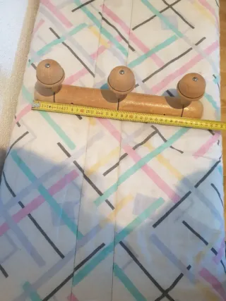 Perchero de madera con 3 pomos