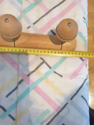 Perchero de madera con 3 pomos