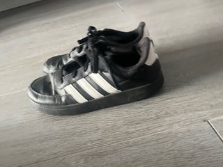 Zapatillas Adidas Negras y Blancas