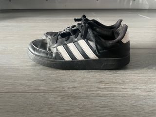 Zapatillas Adidas Negras y Blancas