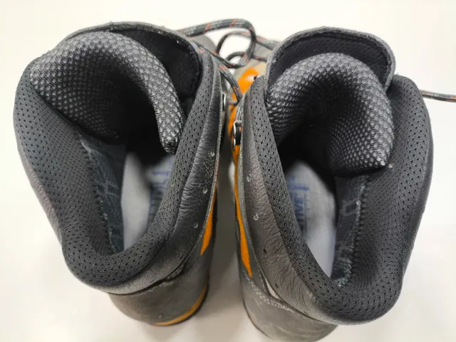 Botas de montaña Meindl naranja y gris