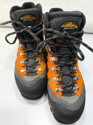 Botas de montaña Meindl naranja y gris
