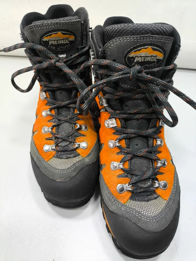 Botas de montaña Meindl naranja y gris