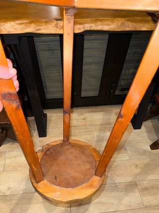 Taburete de madera antiguo