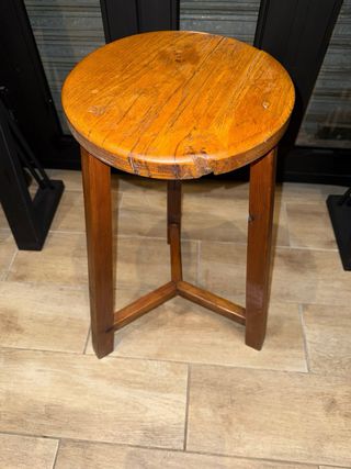 Taburete de madera antiguo
