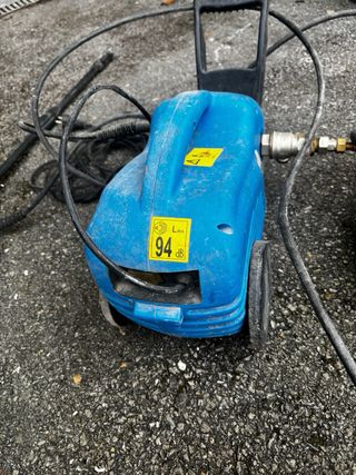 Hidrolimpiadora azul con manguera y lanza