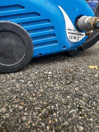 Hidrolimpiadora azul con manguera y lanza