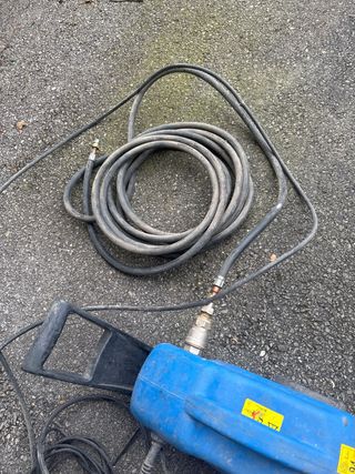 Hidrolimpiadora azul con manguera y lanza