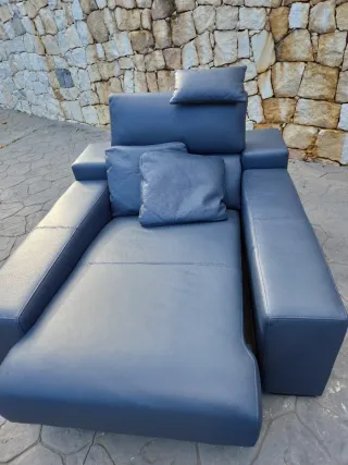 Chaiselongue de piel natural azul dàlmata.