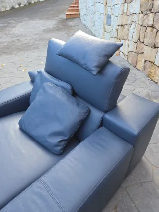 Chaiselongue de piel natural azul dàlmata.