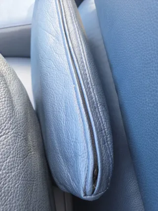 Chaiselongue de piel natural azul dàlmata.