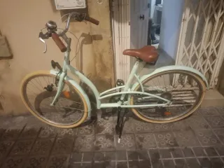 Bicicleta Mint con cesta y sillín marrón
