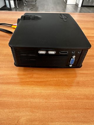 Proyector LED Negro 1200 lumenes.