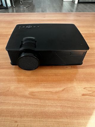 Proyector LED Negro 1200 lumenes.