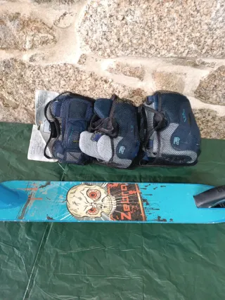 Patinete infantil azul con protecciones