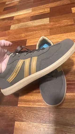 Zapatillas deportivas marrones y doradas talla 40