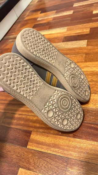 Zapatillas deportivas marrones y doradas talla 40