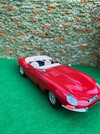 Jaguar E-Type (1961) - Bburago - escala 1:18