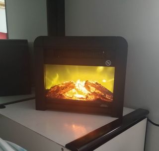 Pequeña estufa eléctrica con efecto LEÑA ARDIENDO