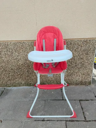 Trona de bebé rosa y blanca