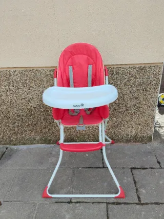 Trona de bebé rosa y blanca