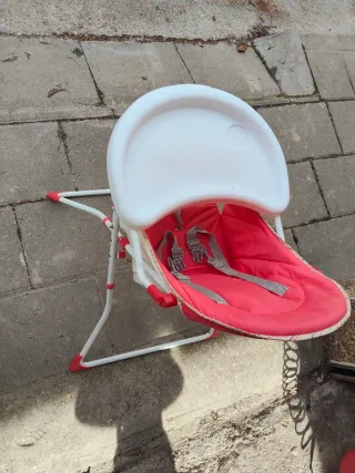 Trona de bebé rosa y blanca