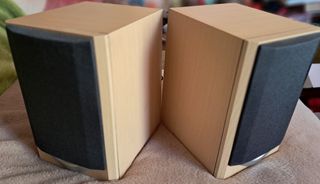 Bafles SANYO, acabado en madera