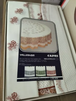 Tovaglia floreale marrone e bianca