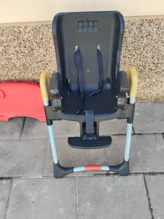 Trona de bebé negra y roja