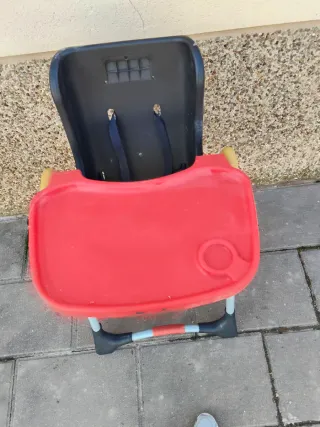 Trona de bebé negra y roja