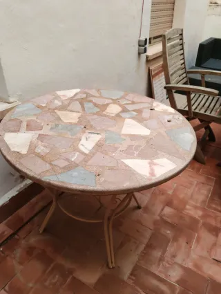 Mesa redonda de mármol multicolor