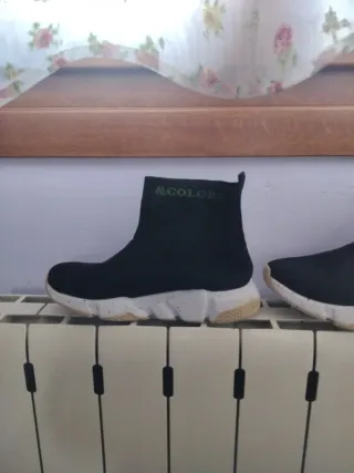 Deportivas negras y blancas