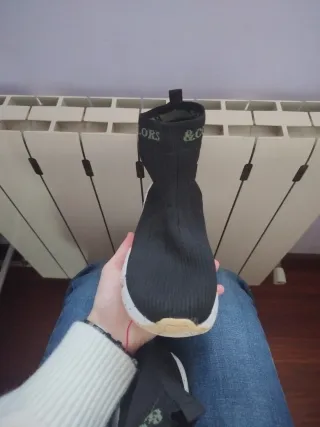 Deportivas negras y blancas