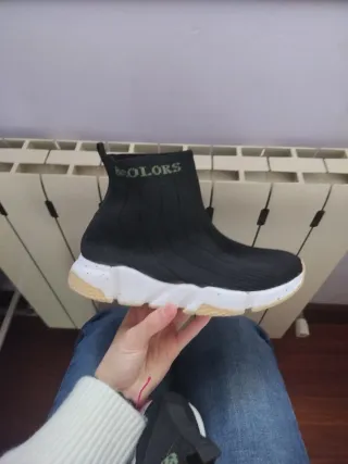 Deportivas negras y blancas