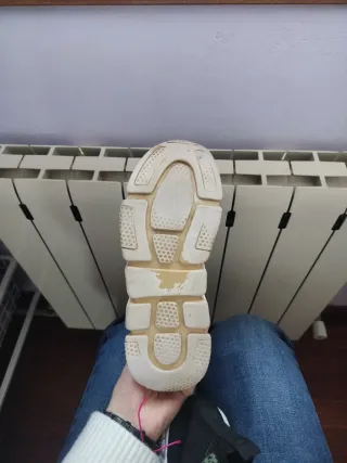 Deportivas negras y blancas