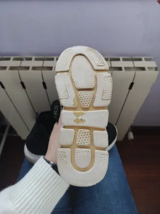 Deportivas negras y blancas