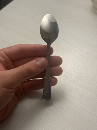 Cuchara de metal plateada