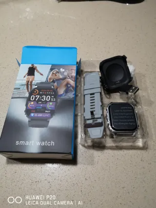 Smartwatch gris con cargador