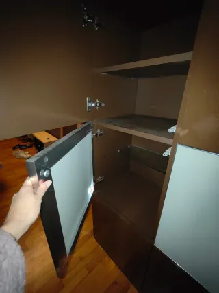 Mueble lacado marrón con puertas y cajones