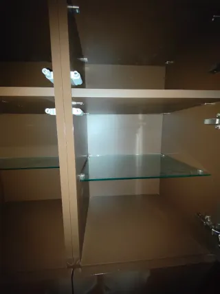 Mueble lacado marrón con puertas y cajones