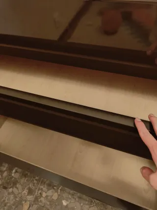 Mueble lacado marrón con puertas y cajones