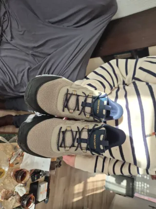 Zapatillas deportivas Skechers beige y negras